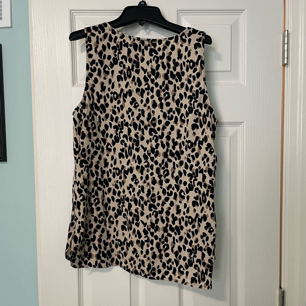 Like New Halogen Leopard Print Sleeveless Blouse Size M - Picture 2 of 3
